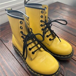 Women's Sise 6 Yellow Lace-Up Boots